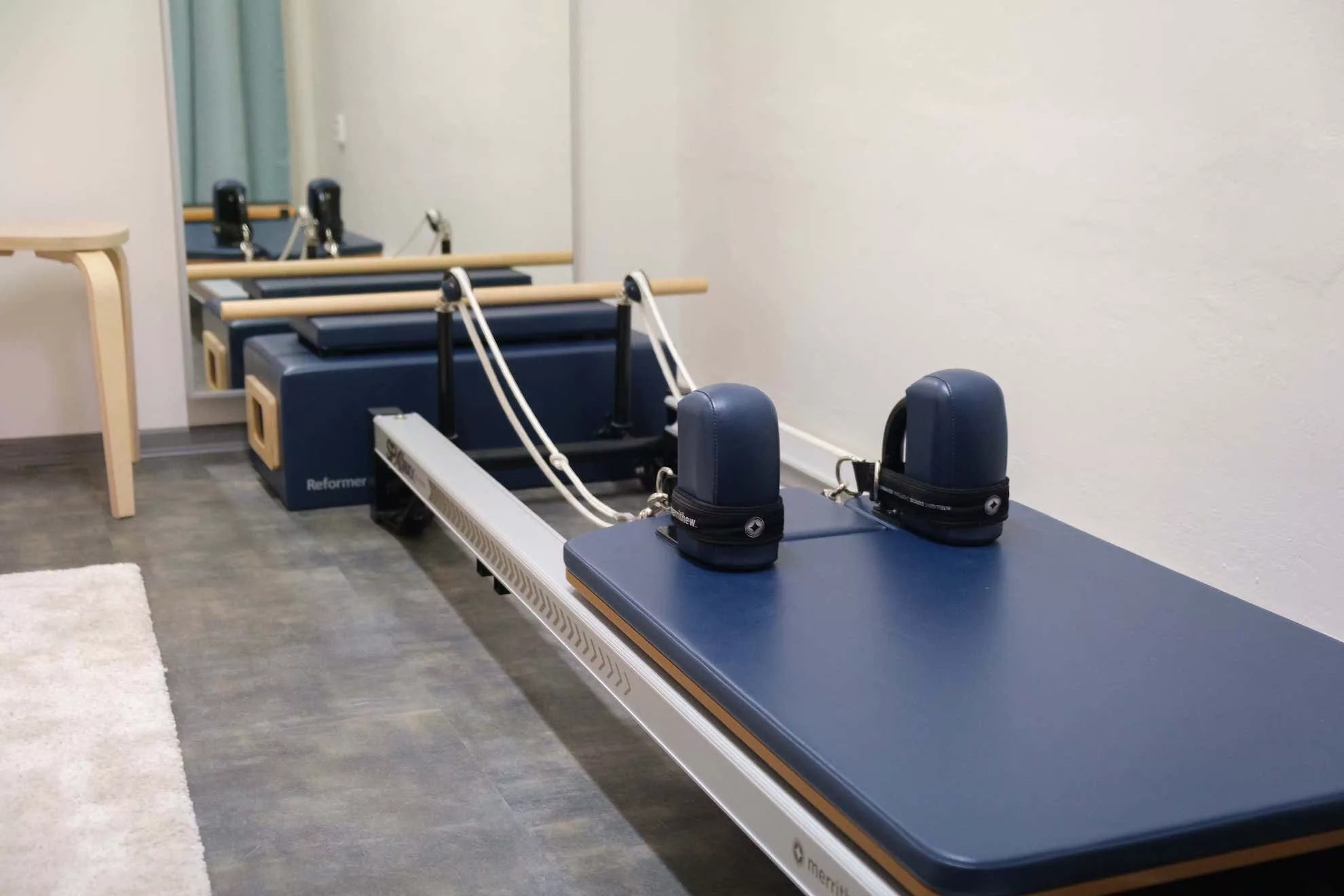 Pilates Reformer stroj ve studiu Esence Pohybu v Brně.