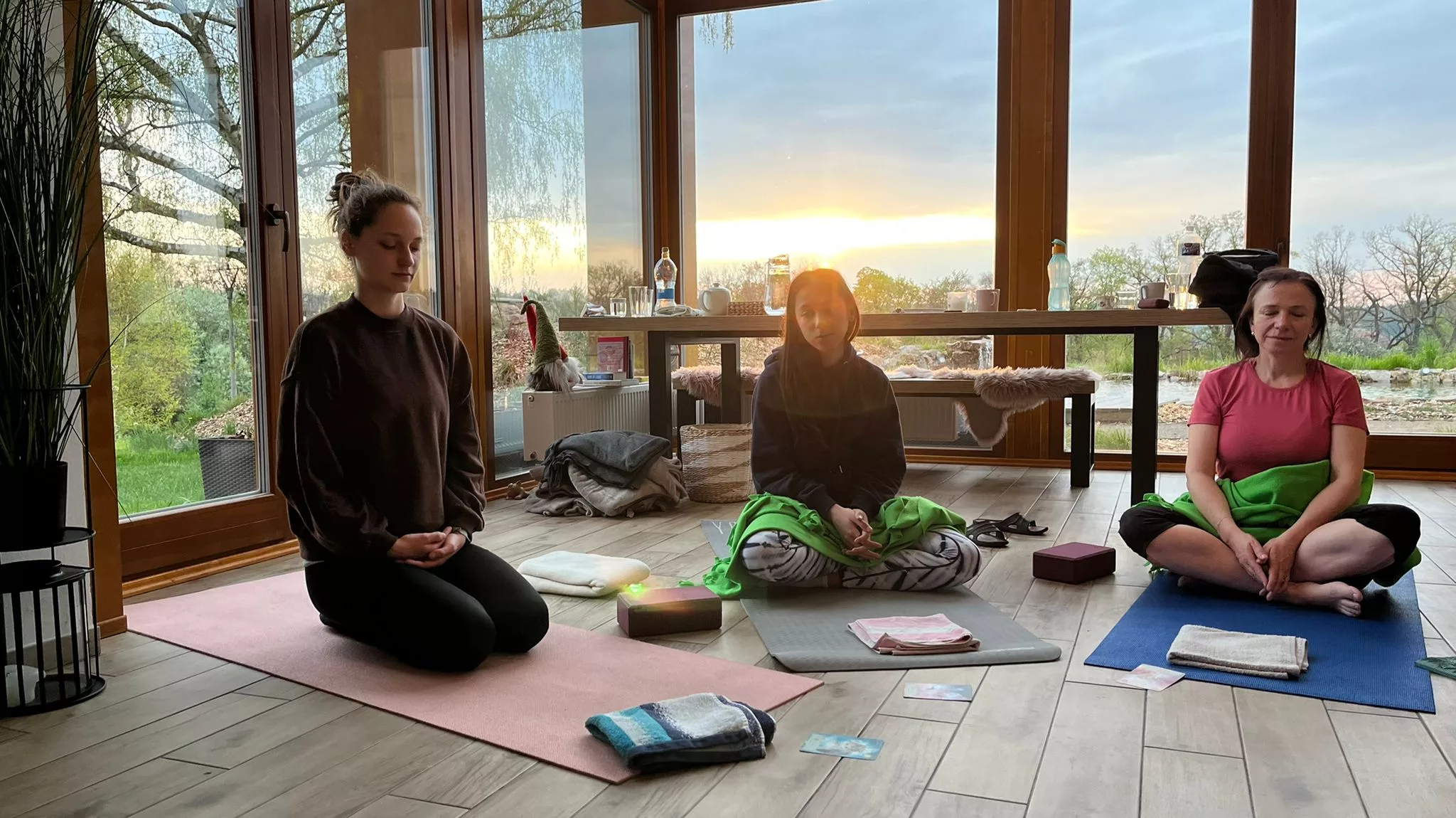 Meditující ženy na víkendovém pobytu v Želivu na Vysočině